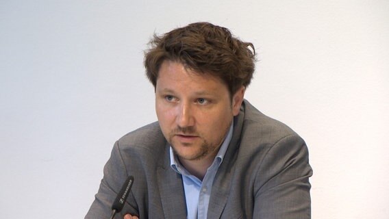 Der Sprecher des niedersächsischen Innenministeriums Oliver Grimm spricht während einer Pressekonferenz. © NDR 