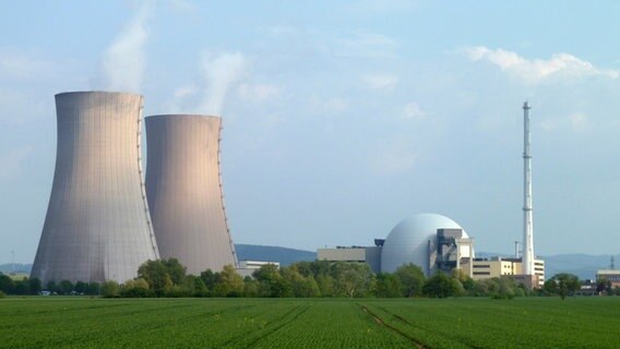 Blauer Himmel über dem Atomkraftwerk Grohnde, davor eine grüne Wiese. © NDR.de Foto: Angela Hübsch
