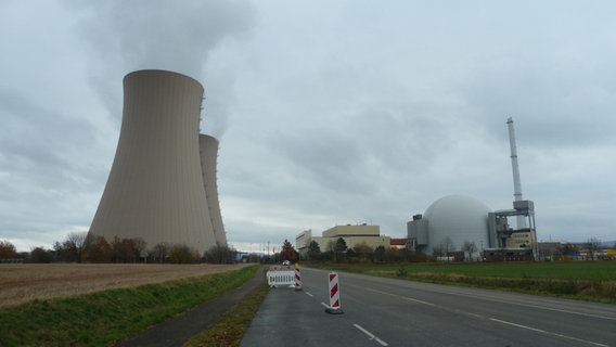 Das Atomkraftwerk Grohnde vor einem bewölkten Himmel. © NDR Foto: Eric Klitzke