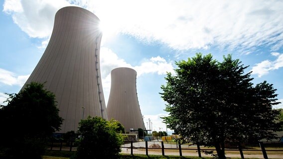 Blick auf die Kühltürme des Kernkraftwerks Grohnde. © dpa-Bildfunk Foto: Hauke-Christian Dittrich