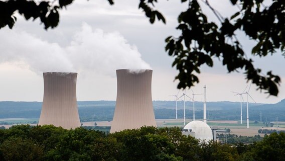 Dampf steigt auf vom Atomkraftwerk Grohnde. © picture alliance/dpa Foto: Julian Stratenschulte