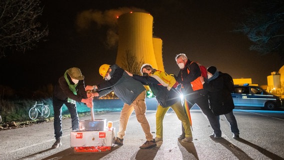 Atomkraftgegner feiern am Kernkraftwerk Grohnde. © dpa-Bildfunk Foto: Julian Stratenschulte
