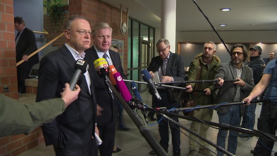 Stephan Weil (SPD) und Bernd Althusmann (CDU) stellen sich den Fragen der Reporter. © NDR 