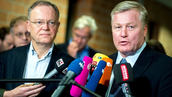 Stephan Weil (SPD) und Bernd Althusmann (CDU) stellen sich den Fragen der Reporter. © dpa-Bildfunk Foto: Hauke-Christian Dittrich