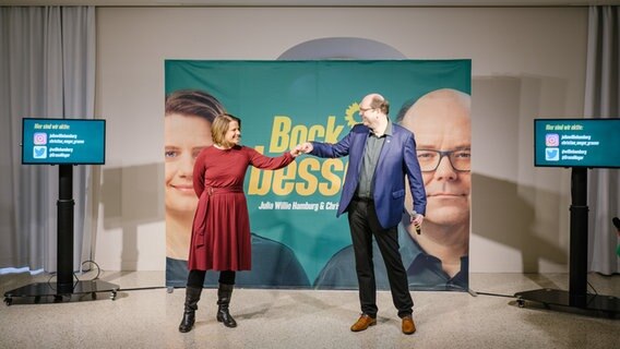 Die Spitzenkandidaten Julia Willie Hamburg und Christian Meyer (beide Bündnis 90/Die Grünen) stehen bei einer Pressekonferenz im Landtag in Hannover. © picture alliance Foto: Ole Spata