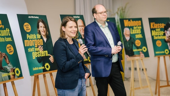 Die Grünen-Spitzenkandidaten Julia Willie Hamburg und Christian Meyer (beide Bündnis 90/Die Grünen) stellen während der Kampagnenpräsentation zur Landtagswahl ihre Wahlplakate vor. © Ole Spata/dpa Foto: Ole Spata