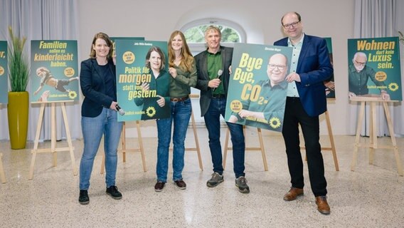 Die Grünen-Spitzenkandidatin Julia Willie Hamburg (l-r), die Landesvorsitzende Anne Kura, der Landesvorsitzende Hans-Joachim Janßen und der Grünen-Spitzenkandidat Christian Meyer (alle Bündnis 90/Die Grünen) stellen während der Kampagnenpräsentation zur Landtagswahl ihre Wahlplakate vor © Ole Spata/dpa Foto: Ole Spata