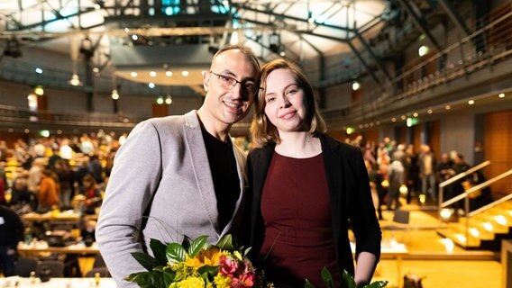 Greta Garlichs (Grüne) und Alaa Alhamwi (Grüne) stehen nach ihrer Wahl zu den neuen Landesvorsitzenden zusammen. © picture alliance/dpa/Michael Matthey Foto: Michael Matthey