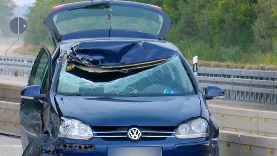 Stark beschädigtes Fahrzeug auf der Autobahn 7. © Hannover Reporter Foto: Hannover Reporter
