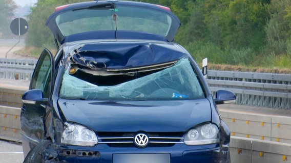 Ein stark beschädigtes Auto nach einem Wurf mit einem Gullydeckel auf der Autobahn 7. © Hannover Reporter Foto: Hannover Reporter