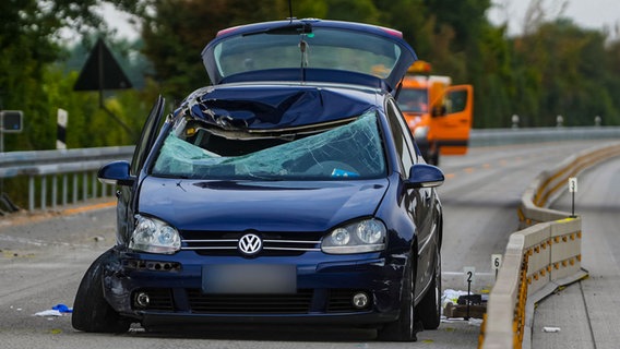 Stark beschädigtes Fahrzeug auf der Autobahn 7. © picture alliance/dpa/Clemens Heidrich Foto: Clemens Heidrich