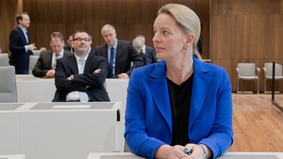 Dana Guth, Fraktionsvorsitzende der AfD, sitzt bei der konstituierenden Sitzung im niedersächsischen Landtag auf ihrem Platz. © dpa-Bildfunk Foto: Julian Stratenschulte