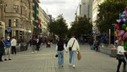 Passanten in der Innenstadt von Hannover. © NDR Foto: NDR