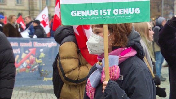 Eine Frau hält auf der gleichnamigen Demonstration in Hannover ein Schild mit der Aufschrift "Genug ist genug" in der Hand. © NDR Foto: NDR