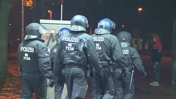 Eine Gruppe von Polizisten läuft durch Hannover. © HannoverReporter 