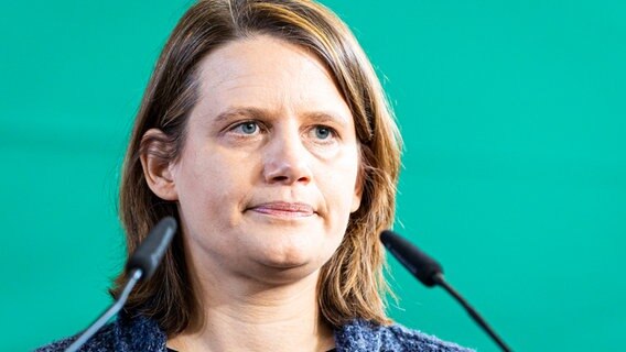 Julia Willie Hamburg (Bündnis 90/Die Grünen) blickt zur Seite. (Sie spricht beim Landesparteitag von Bündnis 90/Die Grünen Niedersachsen © picture alliance/dpa | Moritz Frankenberg Foto: Moritz Frankenberg