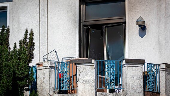 Ein Wohnhaus ist nach einem Brand verrußt und verkohlt. © picture alliance/dpa/Moritz Frankenberg Foto: Moritz Frankenberg