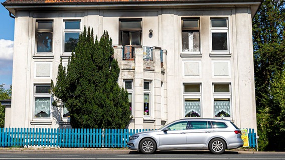 Ein Wohnhaus ist nach einem Brand verrußt und verkohlt. © dpa-Bildfunk Foto: Moritz Frankenberg