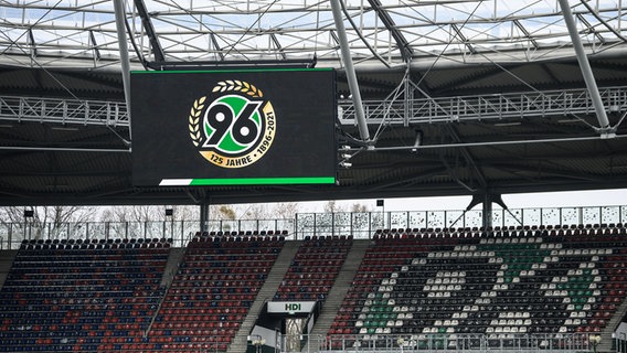 In der HDI-Arena ist das Logo von Hannover 96 zum Jubiläumsspiel mit der Aufschrift "125 Jahre" auf der Anzeigetafel zu sehen. © picture alliance/dpa Foto: Swn Pförtner