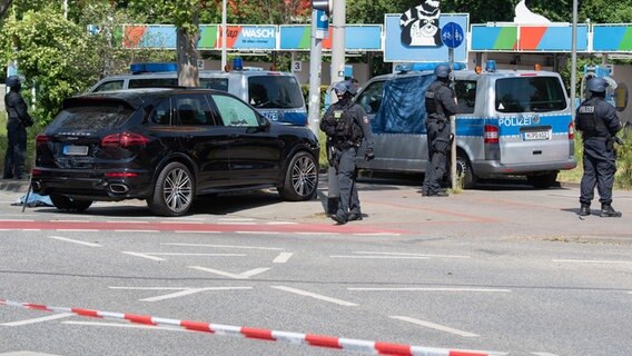 Einsatzkräfte der Polizei sichern einen Tatort an einer Kreuzung © picture alliance/dpa/Julian Stratenschulte Foto: Julian Stratenschulte