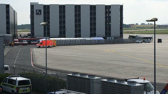Busse und Rettungswagen stehen auf einem Rollfeld des Flughafen Langenhagen. © NDR Foto: Kirstin Haefemeier