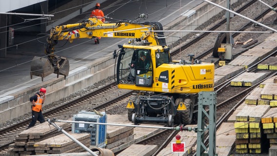 An einer Baustelle am Hauptbahnhof Hannover wird gearbeitet. © dpa-Bildfunk Foto: Swen Pförtner
