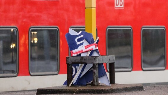 Ein Schild "Hannover Hauptbahnhof" liegt zerstört im Hauptbahnhof Hannover © dpa Foto: Julian Stratenschulte