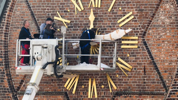 Handwerker montieren die goldenen Zeiger der Kirchturmuhr an der Marktkirche in Hannover. © dpa-Bildfunk Foto: Julian Stratenschulte