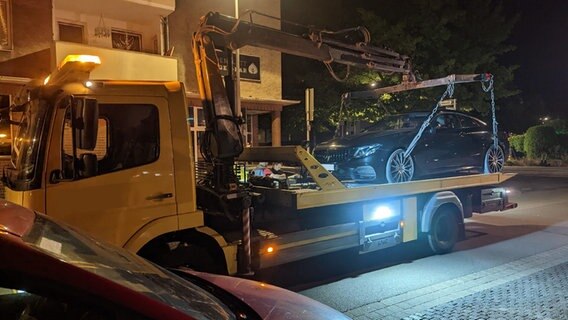 Ein Mercedes steht auf einem Abschleppwagen. © Polizeidirektion Hannover 