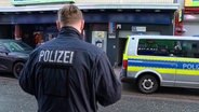Ein Polizist an einem Tatort in der Scholvinstraße im Steintorviertel Hannover. Hier sind Schüsse gefallen, es gab Verletzte. © TNN Foto: TNN
