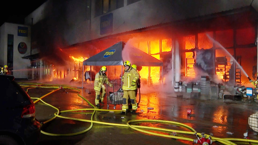 Feuerwehrleute löschen ein Feuer in einem Markt in Hannover.