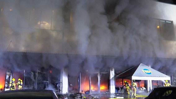 Feuerwehrleute löschen ein Feuer in einem Markt in Hannover. © Hannover Reporter 