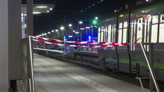 Absperrband der Polizei an einer Bahnhaltestation in Hannover-Döhren. Hier fielen tödliche Schüsse auf einen 34-Jährigen. © Hannover Reporter 