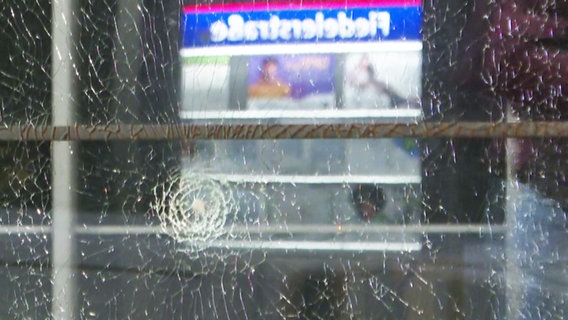 Ein Einschussloch in der Scheibe einer Bahnhaltestation in Hannover-Döhren. Hier fielen tödliche Schüsse auf einen 34-Jährigen. © Hannover Reporter 