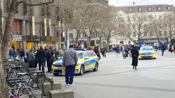Einsatzkräfte der Polizei stehen zwischen Schaulustigen am Hauptbahnhof Hannover © NDR Foto: Marc Wichert