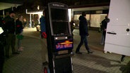 Ein Glücksspielautomat wird während einer Polizeiaktion gegen illegales Glücksspiel in Hannover sichergestellt. © dpa 
