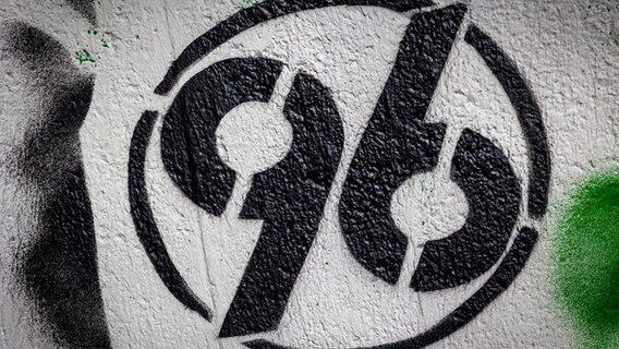 Das Logo von Hannover 96 ist an einer Wand an der Heinz-von-Heiden-Arena aufgesprüht zu sehen. © picture alliance/dpa Foto: Moritz Frankenberg