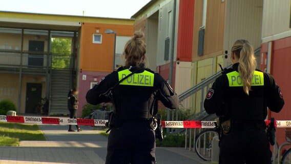 Einsatzkräfte der Polizei stehen vor einer Unterkunft für Asylbewerber in Hannover. © HannoverReporter 