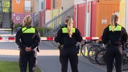 Einsatzkräfte der Polizei stehen vor einer Unterkunft für Asylbewerber in Hannover. © TeleNewsNetwork 