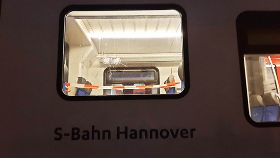Einschusslöcher im Fenster einer S-Bahn. © Bundespolizeiinspektion Hannover 