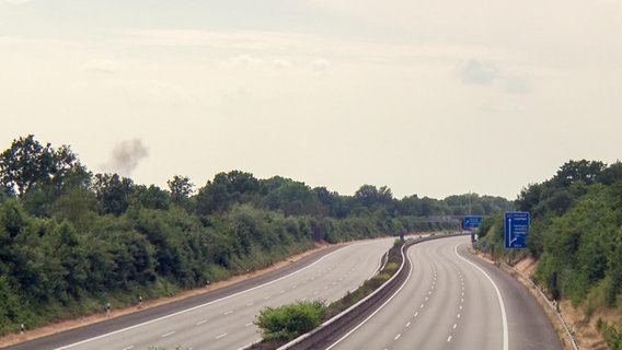 A2 jest pusta (żadnych samochodów).  Dym unosi się po eksplozji bomby po prawej stronie.  © HR 