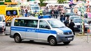 Ein Polizeiwagen und Einsatzkräfte stehen auf dem Schützenplatz in Hannover. Hier ist bei der Street Mag Show ein Auto in eine Menschenmenge gefahren. © Moritz Frankenberg/dpa Foto: Moritz Frankenberg/dpa