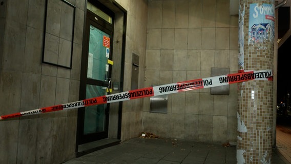 Der Eingang einer Spielhalle in Hannover ist mit Absperrband versiegelt. © HannoverReporter 