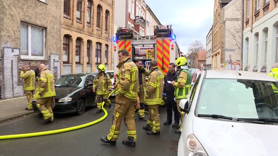 Einsatzkräfte der Feuerwehr stehen vor einem Wohnhaus in Hannover in dem eine Person bei einem Bran ums Leben gekommen ist. © TeleNewsNetwork 