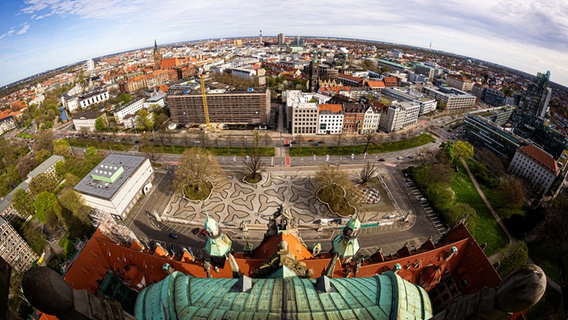 Blick von der Kuppel des Neuen Rathauses aus auf den Trammplatz (Mitte) und das Zentrum. © dpa-Bildfunk Foto: Moritz Frankenberg