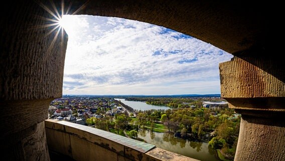 Blick von der Kuppel des Neuen Rathauses aus auf den Maschpark mit dem Maschteich (unten) und dem Maschsee (oben). © dpa-Bildfunk Foto: Moritz Frankenberg