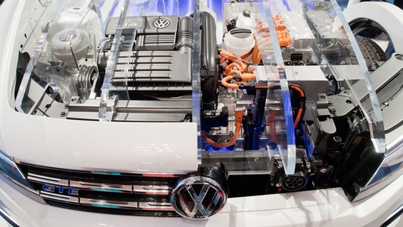 Motorraum eines Volkswagen Tiguan GTE mit Hybridantrieb. © dpa-Bildfunk Foto: Julian Stratenschulte