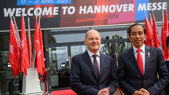 Bundeskanzler Olaf Scholz (r, SPD), Joko Widodo, Präsident Indonesien, stehen bei der Eröffnung der Hannover Messe nebeneinander. © picture alliance/dpa Foto: Julian Stratenschulte/dpa