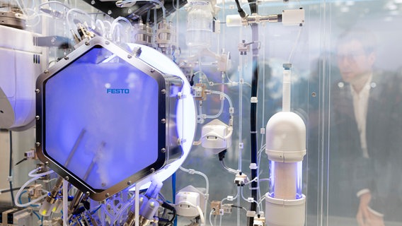 Bioreaktor zur Speicherung von Wasserstoff auf der Hannover Messe 2024. © Michael Matthey/dpa Foto: Michael Matthey/dpa
