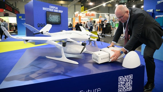 Armando Koerig Gessinger von der Firma Wingcopter zeigt am Stand der Europäischen Union bei der Hannover Messe 2024 eine Transportdrohne, mit der zum Beispiel in Kenia medizinische Probe transportiert werden. © dpa-Bildfunk Foto: Julian Stratenschulte